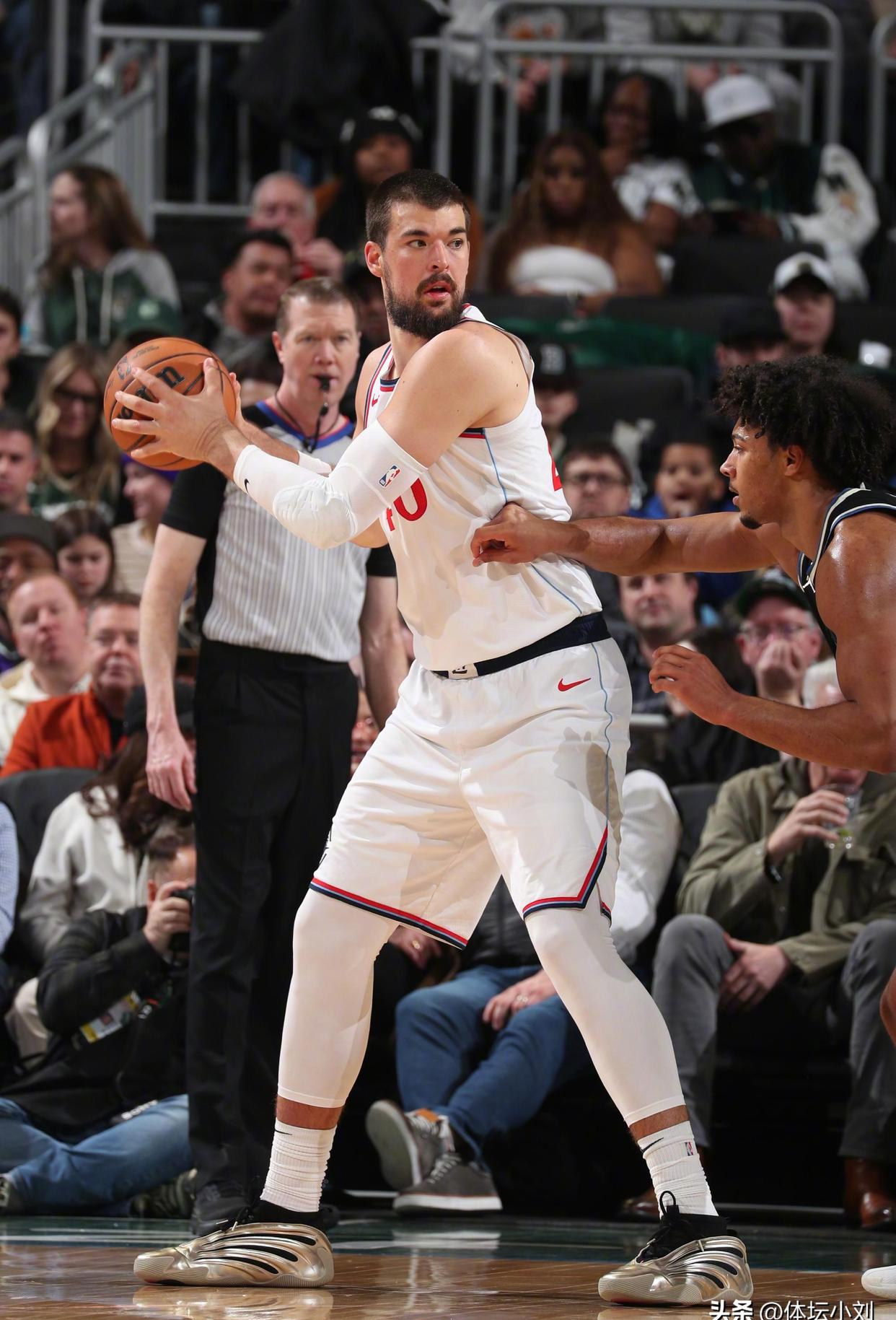  浓眉哥关键节点精彩发挥，雄鹿带队取胜！